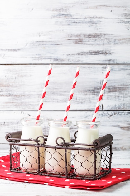 Leche en botellas con pajitas de papel para niños