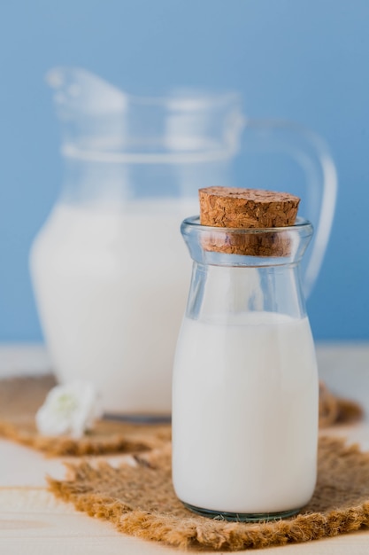 leche en las botellas de vidrio con fondo azul