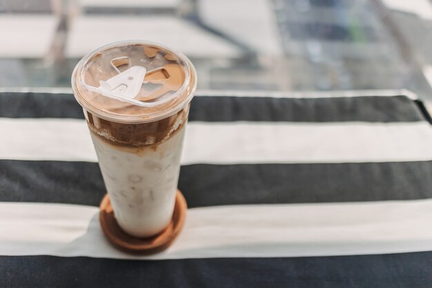 Leche de café helado servido en un vaso de plástico