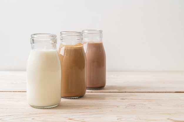 leche con chocolate, café y leche fresca en botella