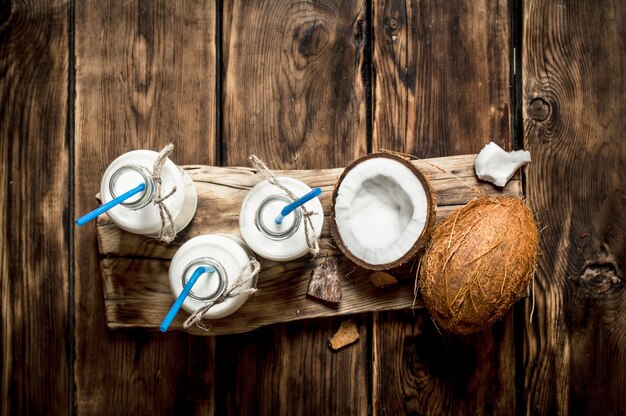 Leche de coco en botellas.