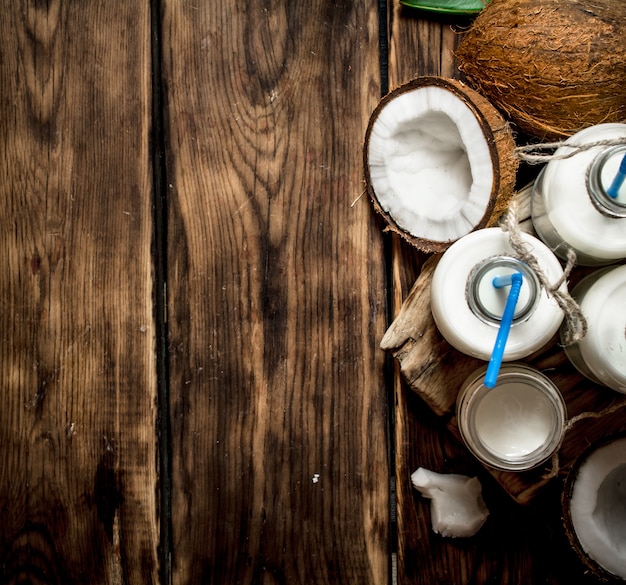 Leche de coco en botellas.