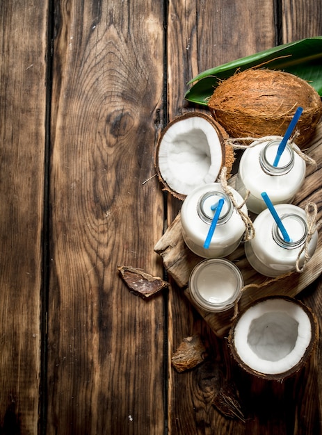 Foto leche de coco en botellas.