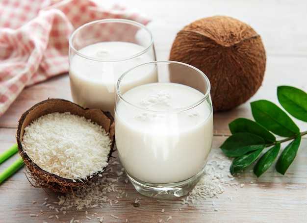 Leche de coco fresca, bebida saludable vegana no láctea