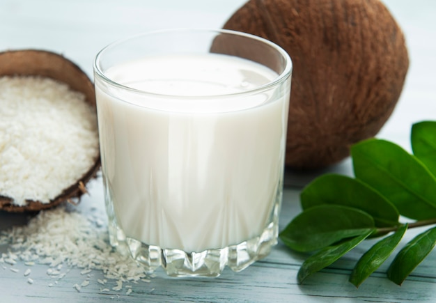 Foto leche de coco fresca, bebida saludable vegana no láctea