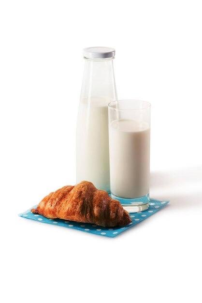 leche y croissant casero