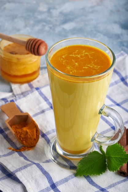 Leche de cúrcuma. Leche dorada cocida en un vaso