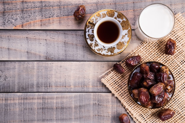 Leche y dátiles frutales. El simple concepto musulmán de iftar. Ramadán comida y bebidas.