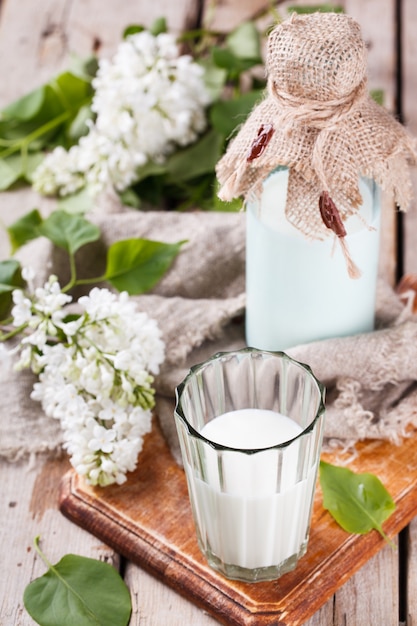 Leche a domicilio y ramita de lila.