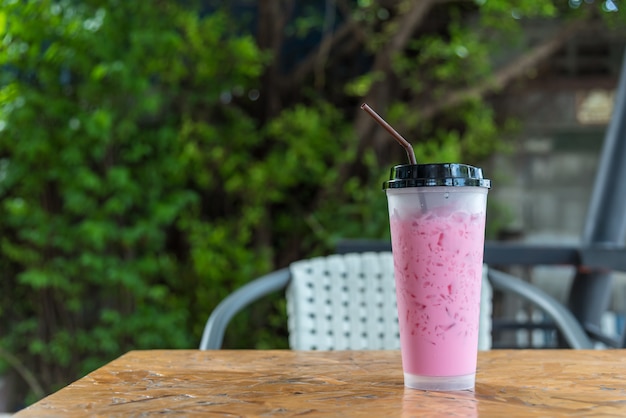 La leche dulce rosada iced del estilo tailandés es una mezcla de la bebida de la leche con la bebida dulce del agua roja