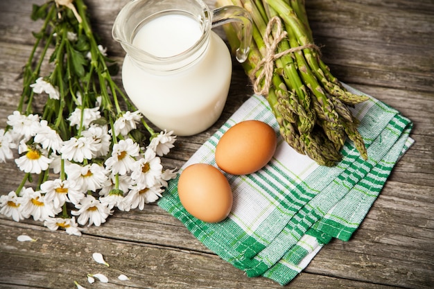 Leche y flores en un bosque