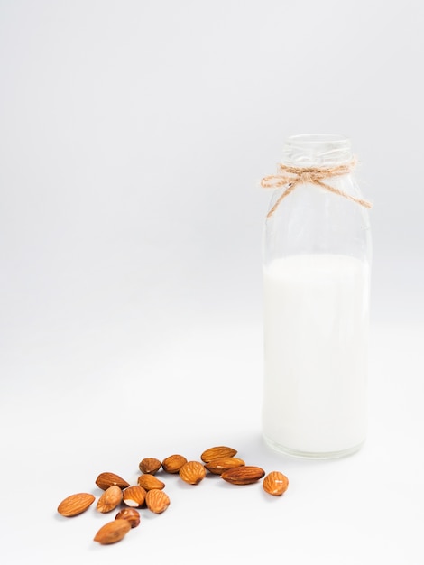 Leche fresca y algunas almendras