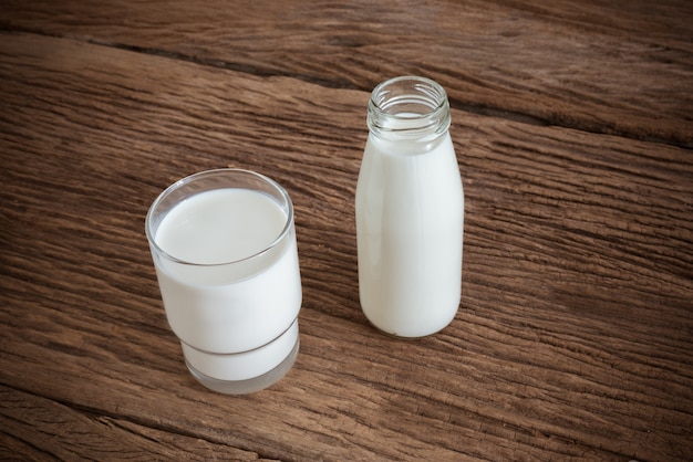 Leche fresca en botella de vidrio y vidrio