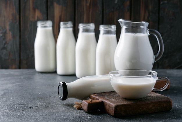 Leche fresca en diferentes botellas de vidrio.