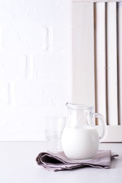 Foto leche fresca en jarra de vidrio y vidrio