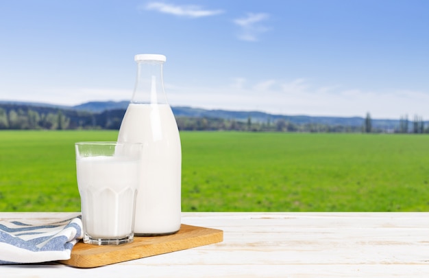 Foto leche fresca en la mesa