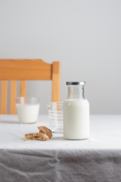 Leche fresca sobre la mesa con mantel blanco