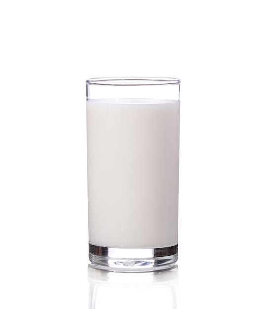 Leche fresca en el vaso en blanco