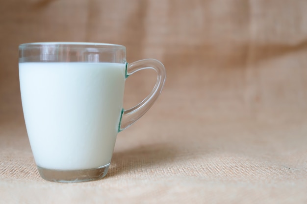 Foto leche fresca en vaso en mesa con espacio de copia