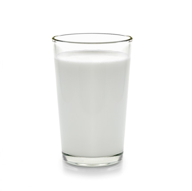 Leche fresca en el vaso sobre fondo blanco.