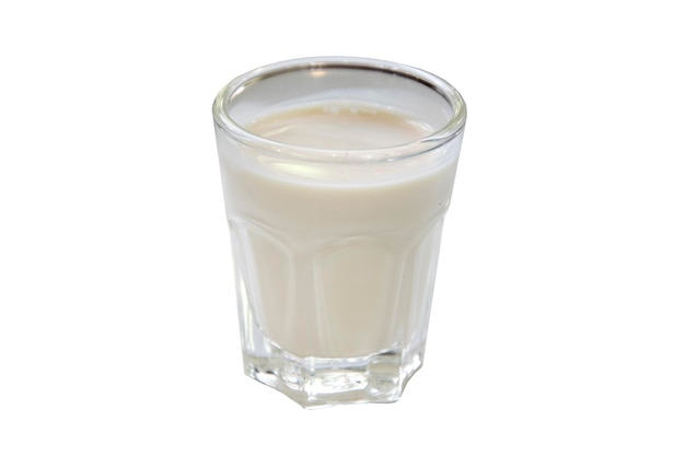 Leche fresca en vidrio aislado en blanco.