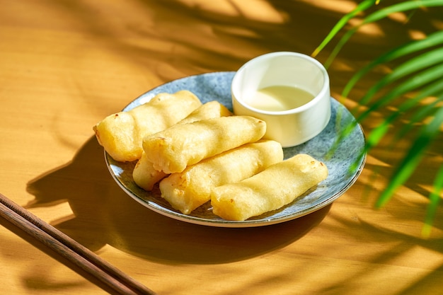 Leche frita o leche frita en un plato blanco con salsa dulce. Cocina española