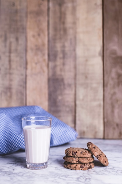 Leche y galletas para el desayuno