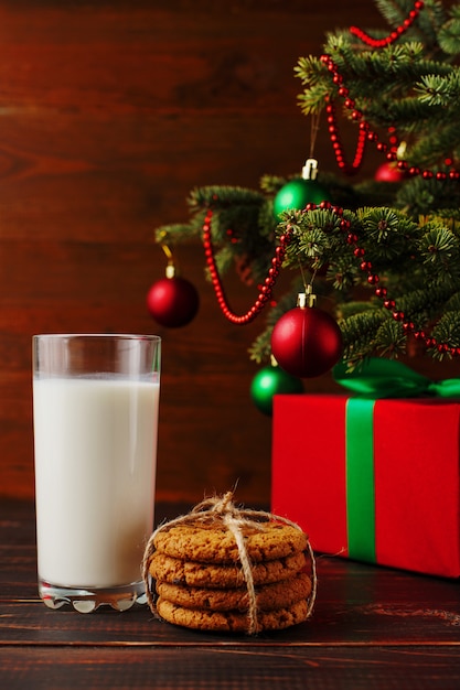 Leche, galletas y regalos bajo el árbol de Navidad. El de la llegada de Santa Claus.