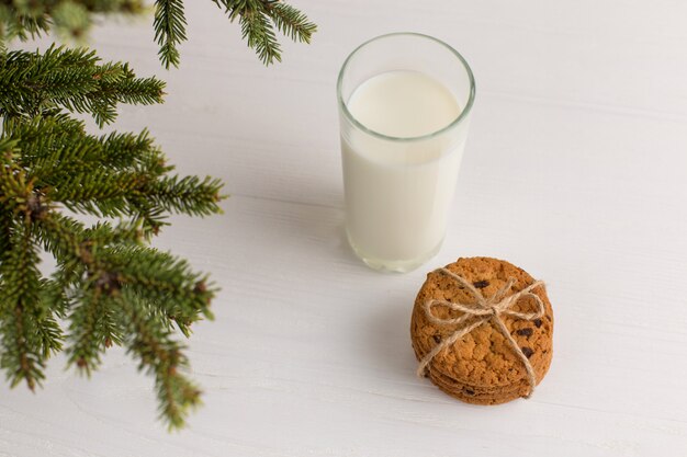 Leche y galletas para Santa Claus bajo el árbol de navidad