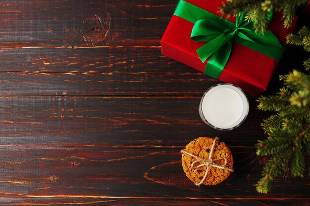 Leche y galletas para Santa Claus bajo el árbol de navidad