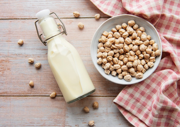 Leche de garbanzos con garbanzos sobre la mesa