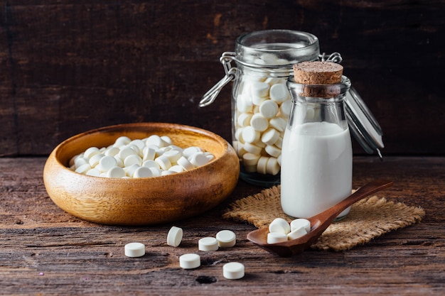 Leche granulada en mesa de madera