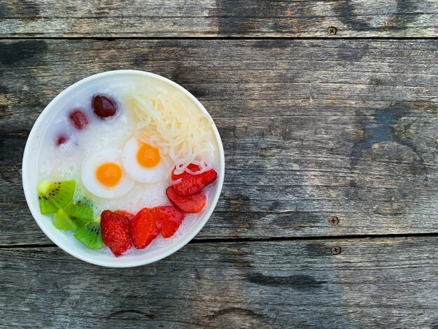 leche helada postre coreano mezcla de frutas bingsu con pudín tienen forma de huevo