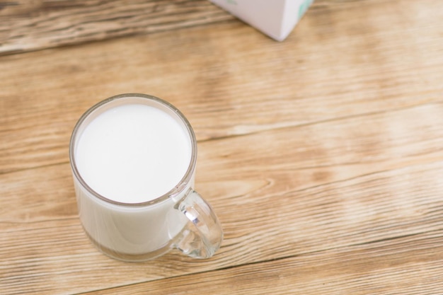 Leche de kéfir de vidrio sobre un fondo de madera El concepto de pérdida de peso de la dieta