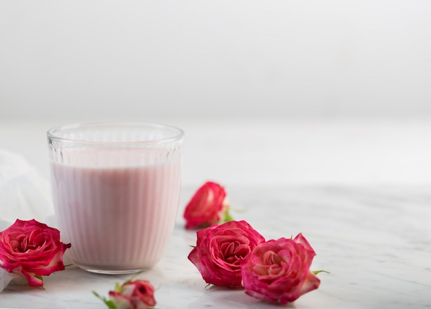 Leche de luna preparada con flor rosa rosa