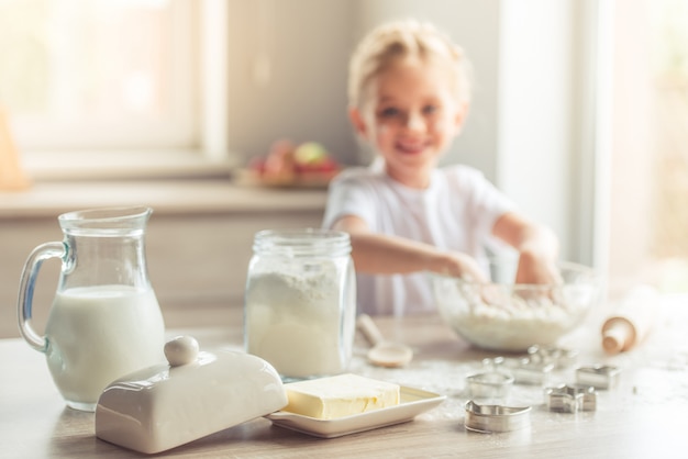 Leche, mantequilla y harina para hornear sobre la mesa.