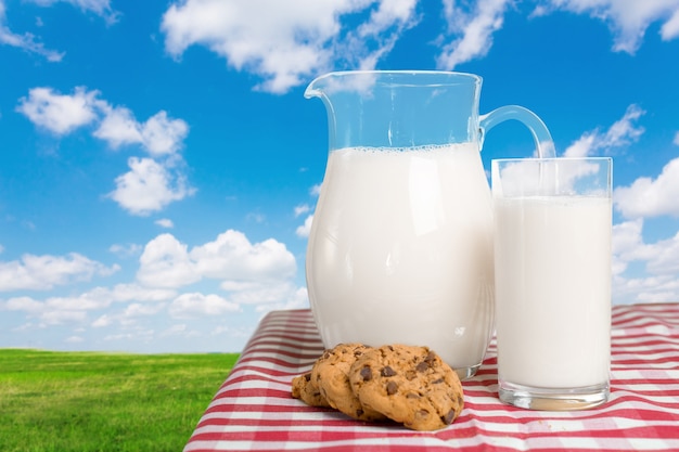 Leche en una mesa sobre abrigo