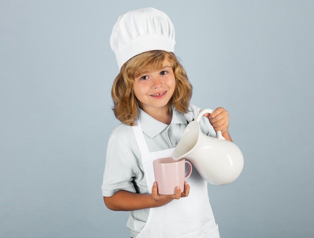 Leche para niños niño chef aislado en azul divertido niño pequeño chef cocinero vistiendo uniforme gorro de cocinero y ap