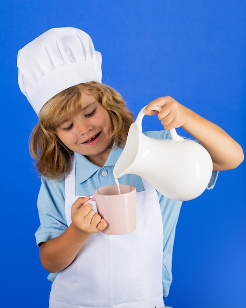 Leche para niños niño chef aislado en azul divertido niño pequeño chef cocinero vistiendo uniforme gorro de cocinero un