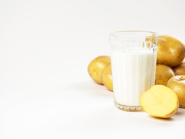 La leche de patata es una alternativa vegetal nueva y de moda Es apta para veganos