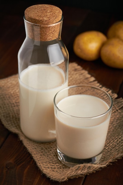 Foto leche de patata vegana en una botella de vidrio suecia super comida