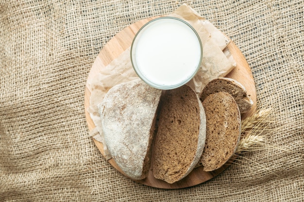 Foto leche y productos de panadería.