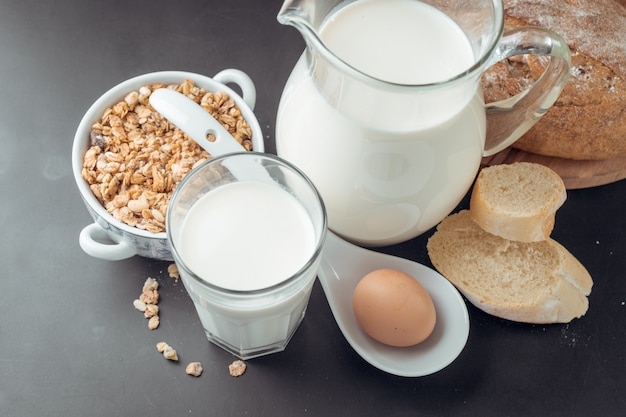 Leche y productos de panadería.