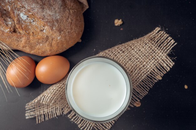 Leche y productos de panadería.