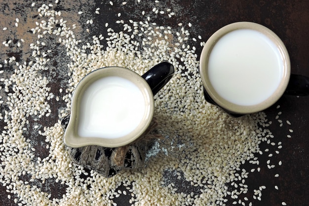 Leche de sésamo en una jarra. Bebidas veganas.