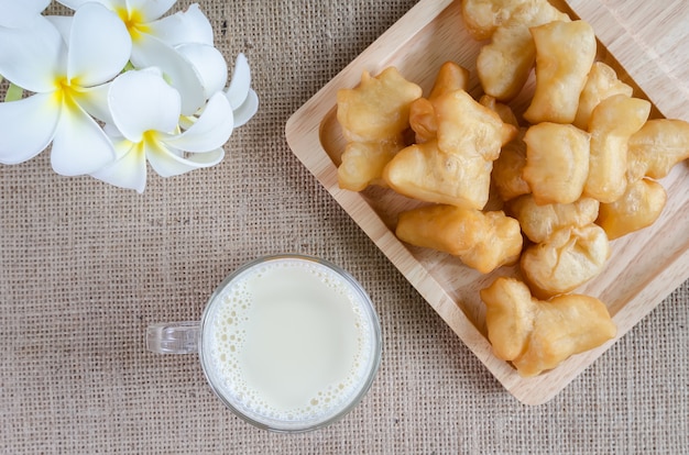 Foto leche de soja con barra de pan frito