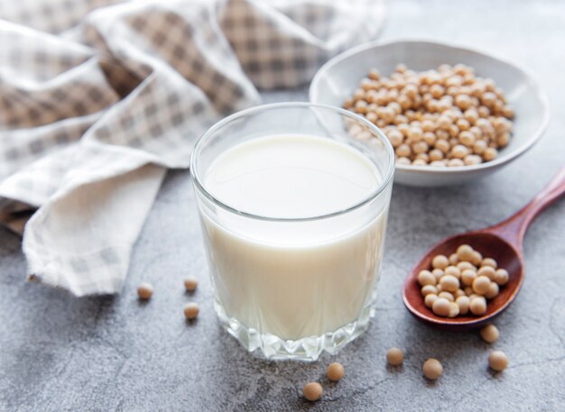 Leche de soja y soja en la mesa producto vegetal saludable