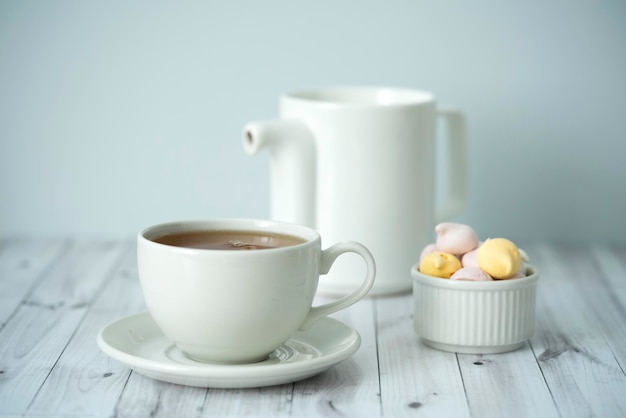 Leche de tetera de dulces de té verde sobre un fondo blanco