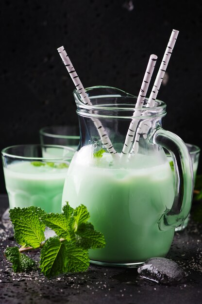 Leche tradicional italiana con menta