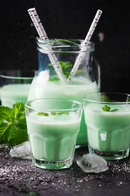 Leche tradicional italiana con menta